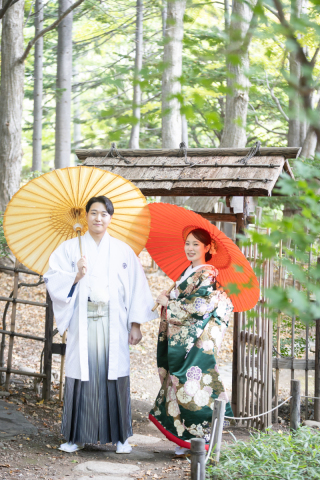 オトナのウェディングフォト 札幌 Cinderella Story Wedding photo_緑の中でロケーションフォト