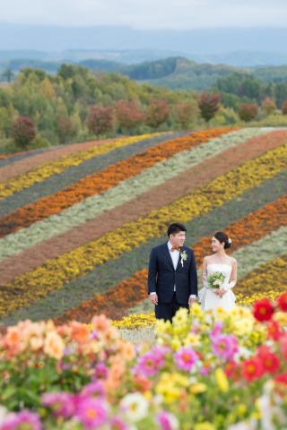 オトナのウェディングフォト 札幌 Cinderella Story Wedding photo_緑の中でロケーションフォト