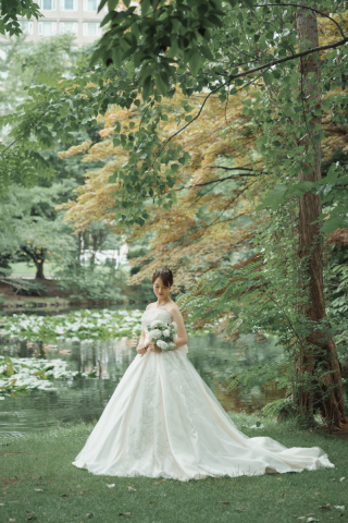 オトナのウェディングフォト 札幌 Cinderella Story Wedding photo_緑の中でロケーションフォト