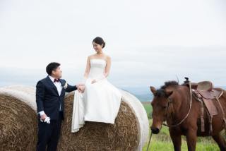 オトナのウェディングフォト 札幌 Cinderella Story Wedding photo_緑の中でロケーションフォト