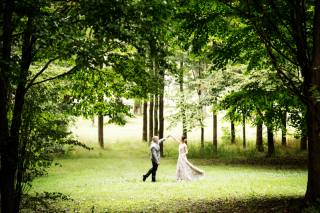 オトナのウェディングフォト 札幌 Cinderella Story Wedding photo_緑の中でロケーションフォト