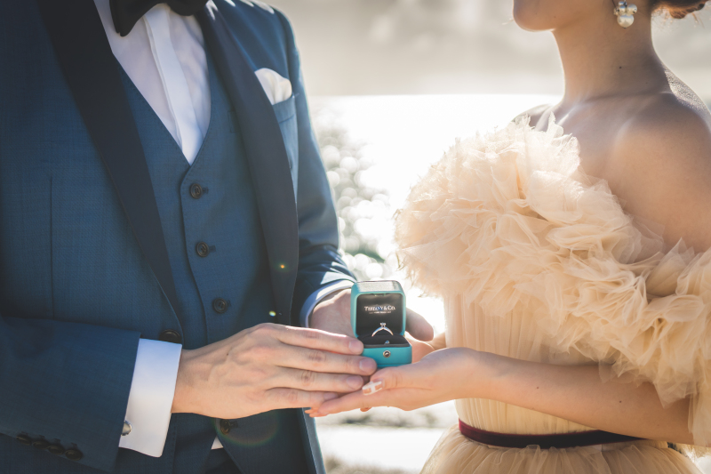 リングに想いを込めて。ビーチでプロポーズの演出を