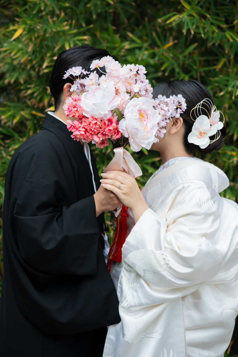 ブーケでお顔を隠して。遊び心のあるお洒落なポーズ