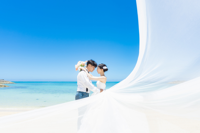 風に舞う大きなロングベールが美しいドラマチックに