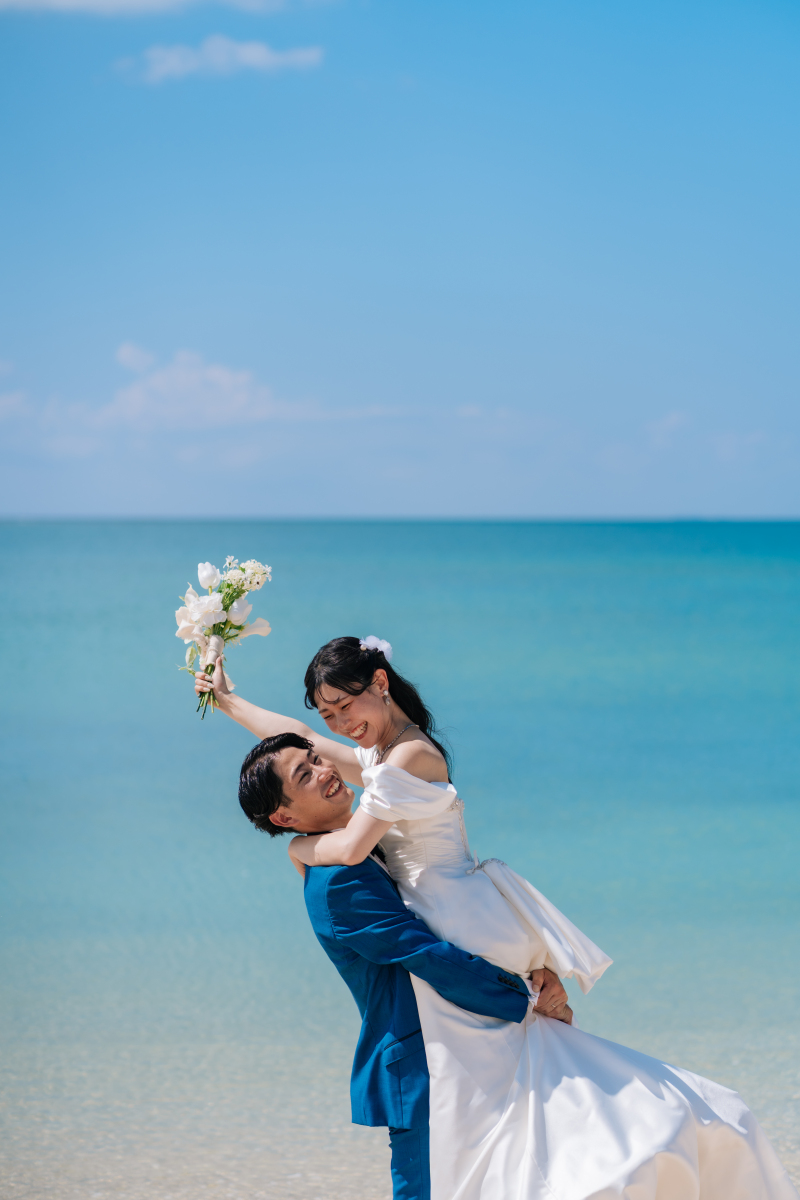 幸せ感いっぱい!ブーケを高く掲げた抱っこショット