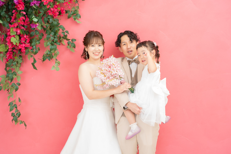 ブーゲンビリアを背景に家族で華やかにスタジオ撮影
