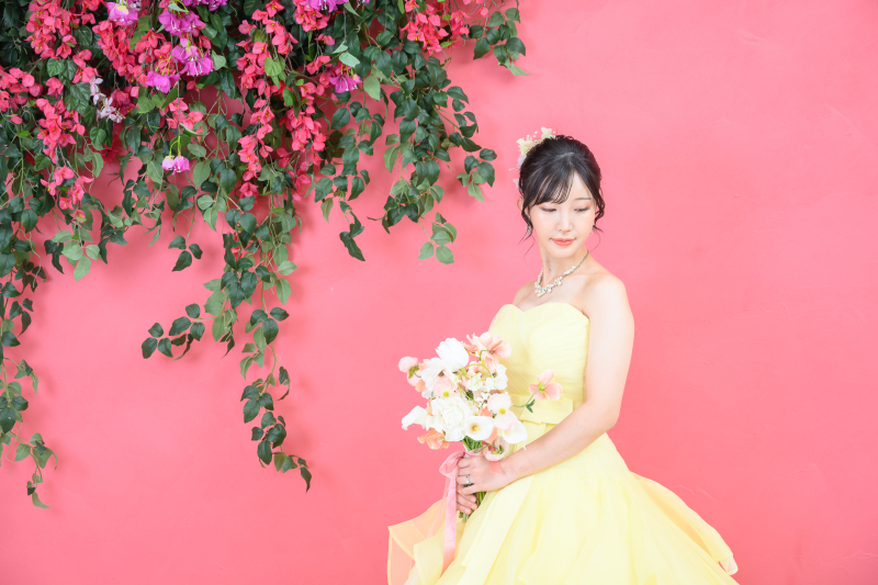 繊細なフリルと花々に囲まれて。可憐で美しい一枚
