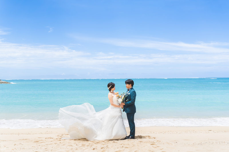 海風にふわりと舞うドレスが美しい神秘的な姿