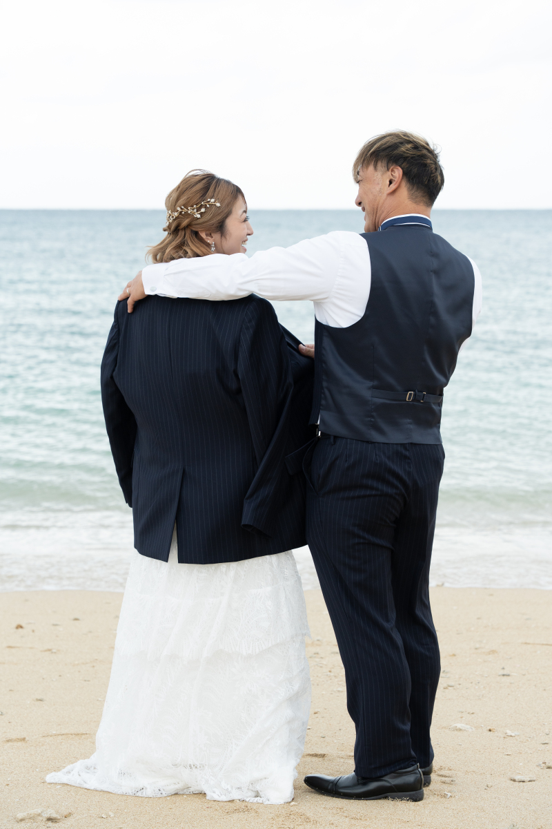 肩を寄せ合い見つめ合う海辺の温かく愛しい瞬間に