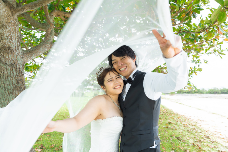 ベールの中で元気いっぱいにピースサインをする姿!