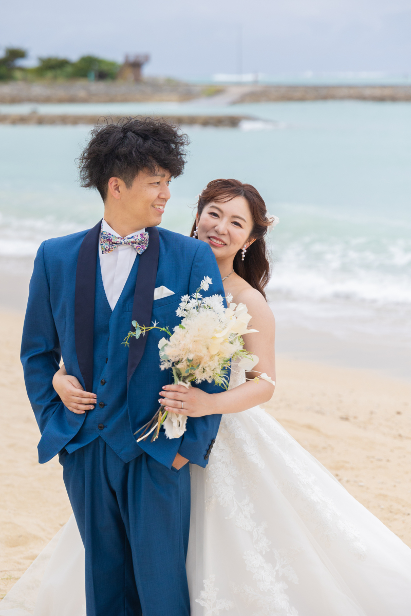 後ろからそっとハグ。自然とこぼれる穏やかな笑顔!