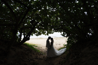 エメラルドの海と岩場の静寂。空から描く二人の軌跡と、光を纏うドラマチックな一日。