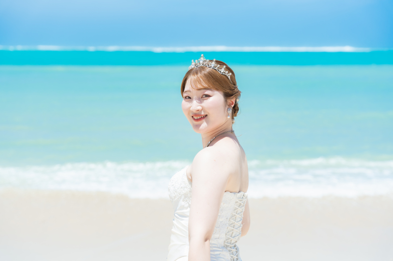 美しく輝く花嫁様!エメラルドの海を背にソロカット
