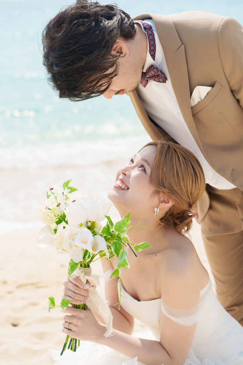 ビーチで愛を誓う。新婦様を見つめる優しい眼差し