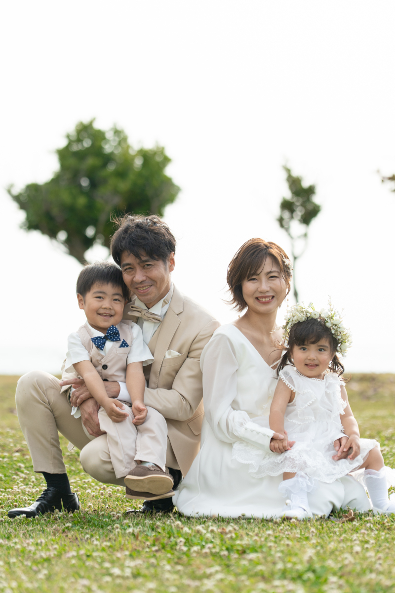 木々の緑に包まれて。四人で揃う正装ショット