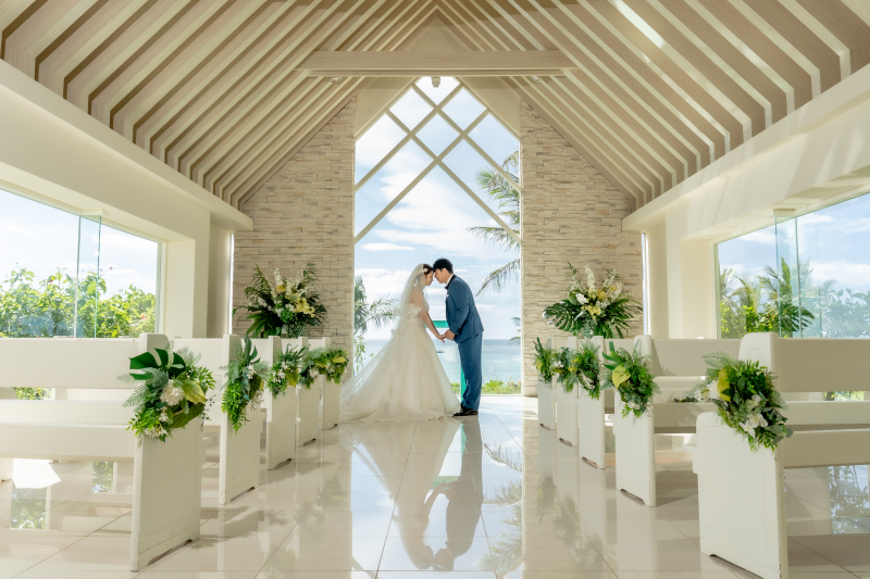 光あふれるチャペルでの寄り添いショット♡