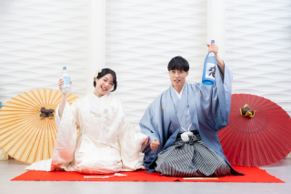 華やかなお花のスタジオで和装撮影！和傘やバルーンなど小物を使った笑顔あふれる時間