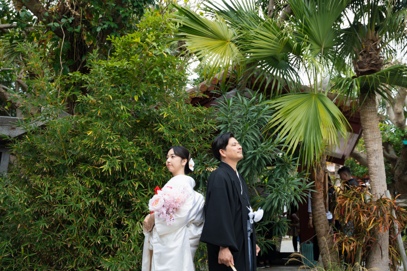 豊かな緑に包まれて。背中合わせで佇む洗練された姿