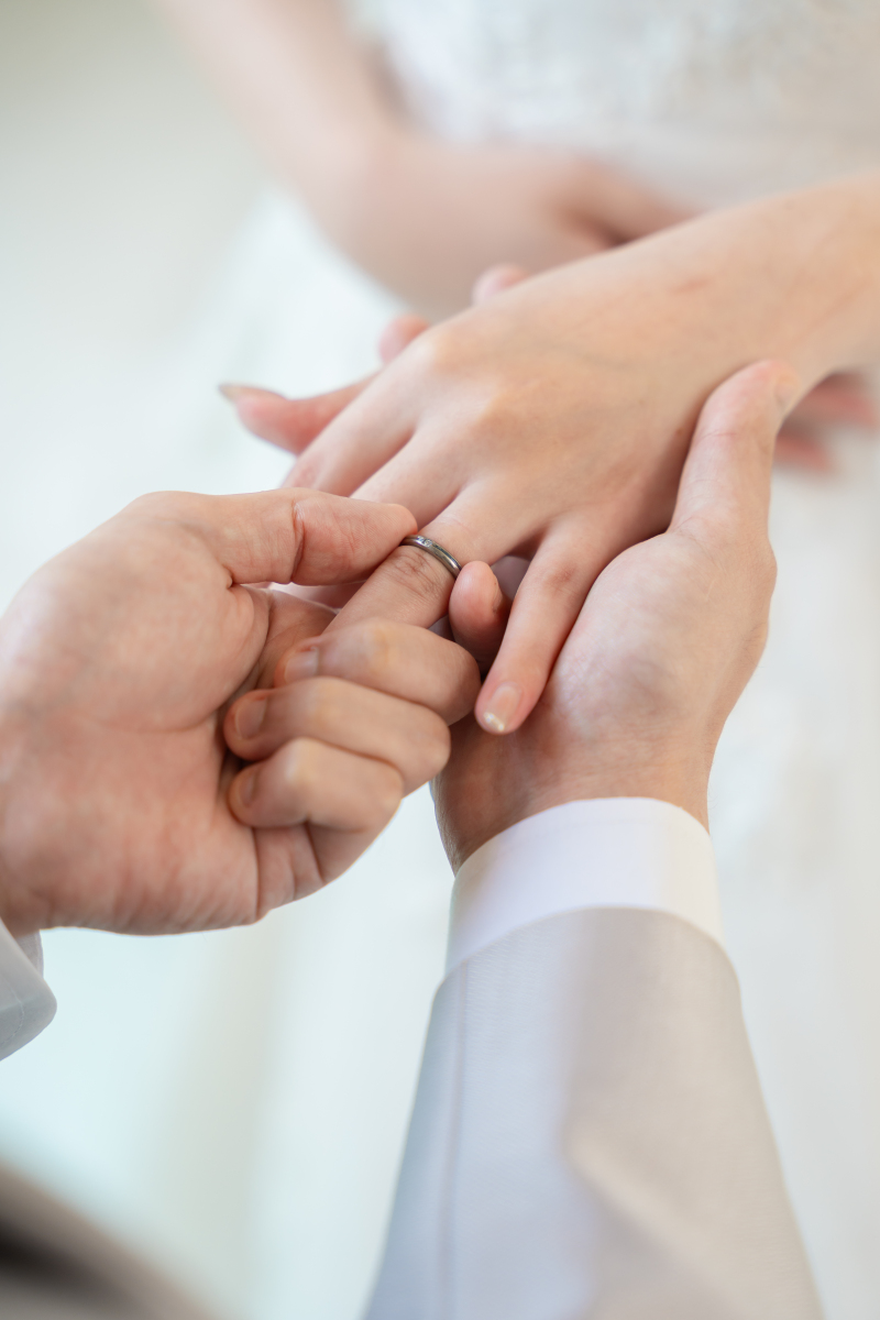 薬指に宿る永遠の輝き。重なる手に、慈しみを込めて