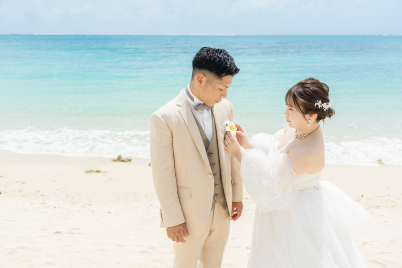 胸元にプルメリアを添える新婦様の優しさが光る一枚