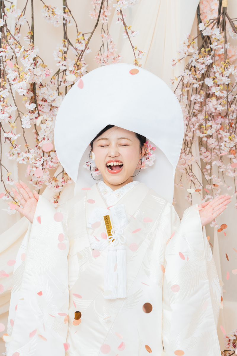 コンフェッティで可愛さ満開、華やか祝福ショット！