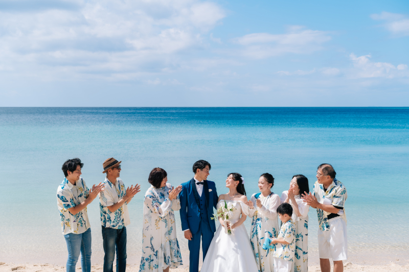 家族全員でお揃い!絆が深まる、賑やかビーチフォト