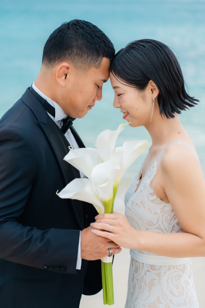 額を寄せ合う瞬間に込めた、言葉を超える深い愛情。