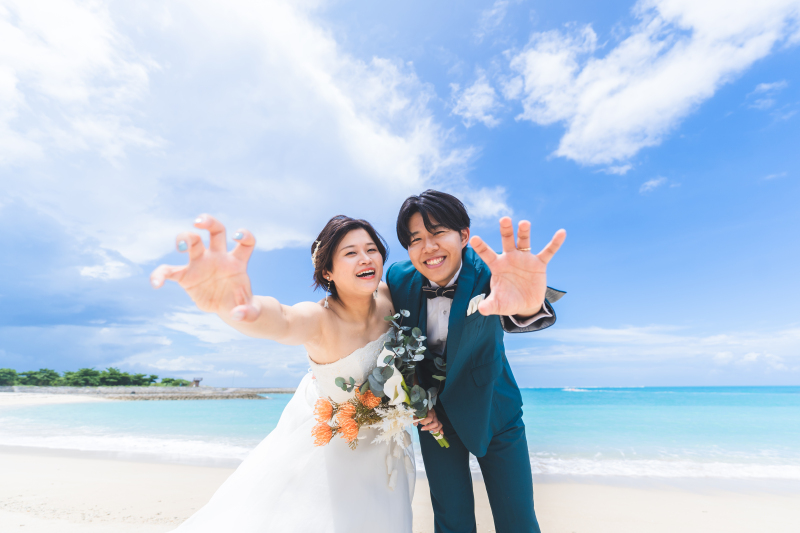 カメラに向かって元気いっぱいのシーサーポーズ！