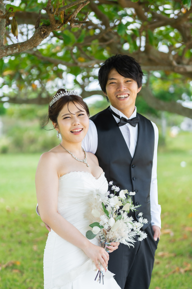 緑豊かな大きな木の下で優しく寄り添い合うお姿です