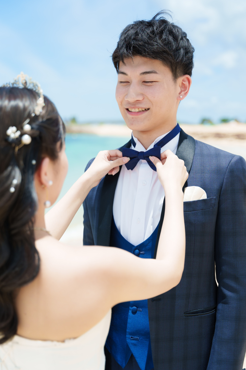 蝶ネクタイを直して。微笑ましい日常の一コマです。