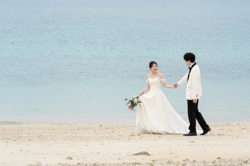 波打ち際をゆっくりと。仲睦まじいおさんぽシーン。