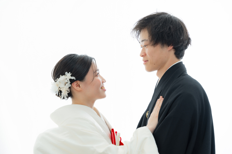 優しく触れる手に想いが重なる和装姿