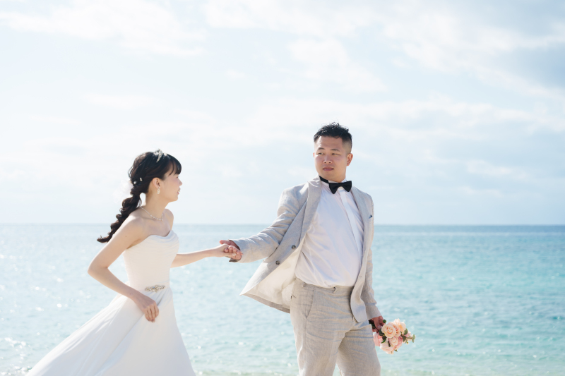 波打ち際を走る、自然体な手つなぎショット