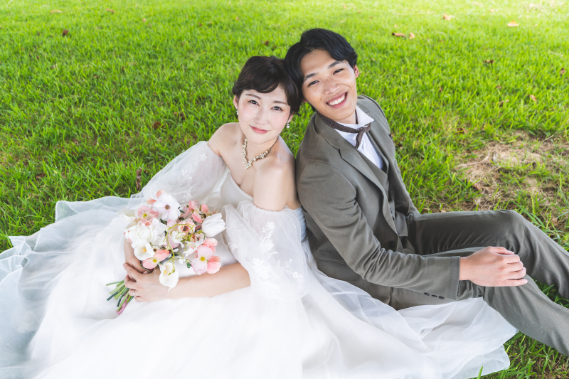 芝生の上でリラックス。穏やかな表情を上から♡