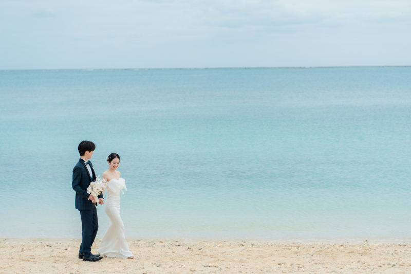 手を取り合い 海へと続く道