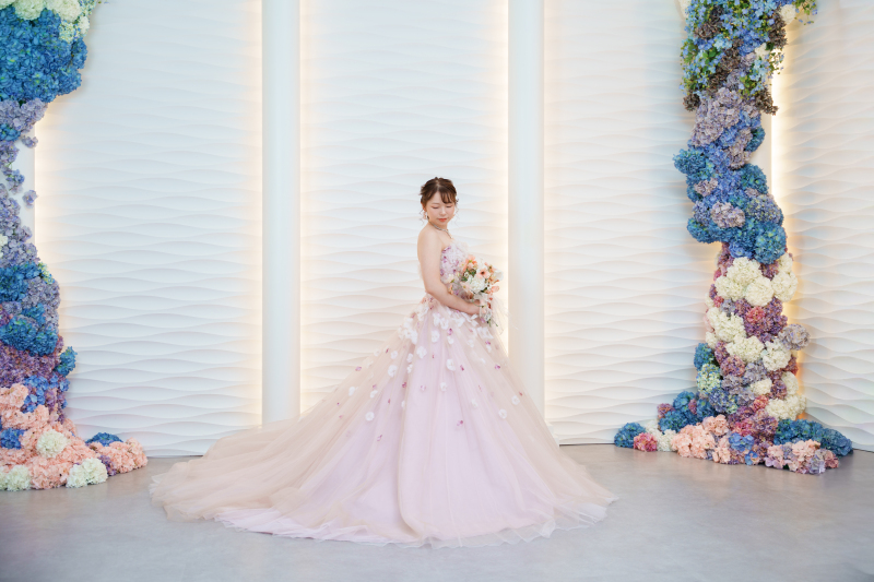 ふんわり広がるドレスが美しい花嫁ソロショット
