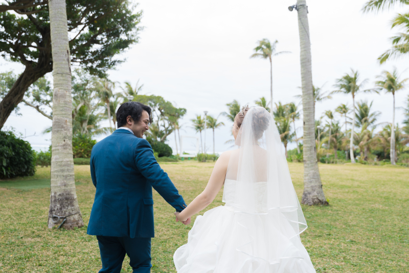 潮風を感じながら、ビーチへ向かう幸せな足取り