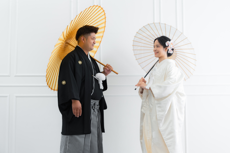 和傘で見つめ合う。和の情景を演出する美しい一枚。