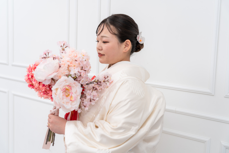 桜ブーケの彩りで華やぐ白無垢のお姿を