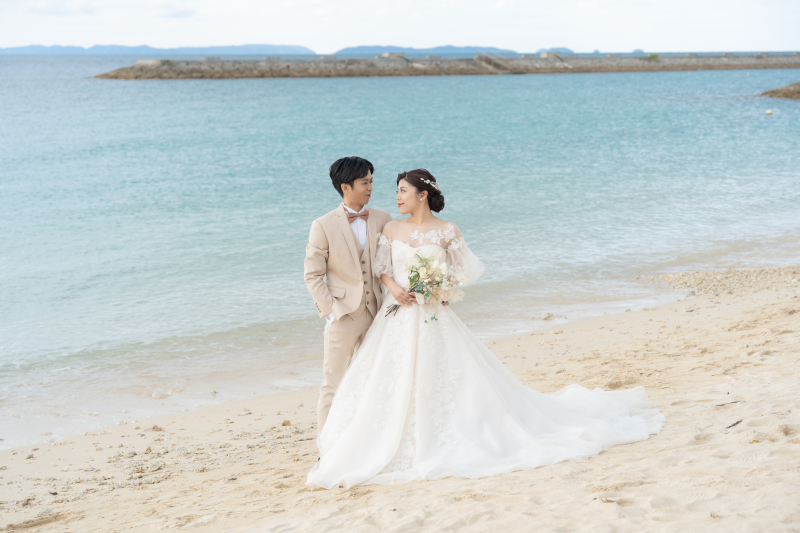 沖縄ビーチで見つめ合う瞬間をパシャリ