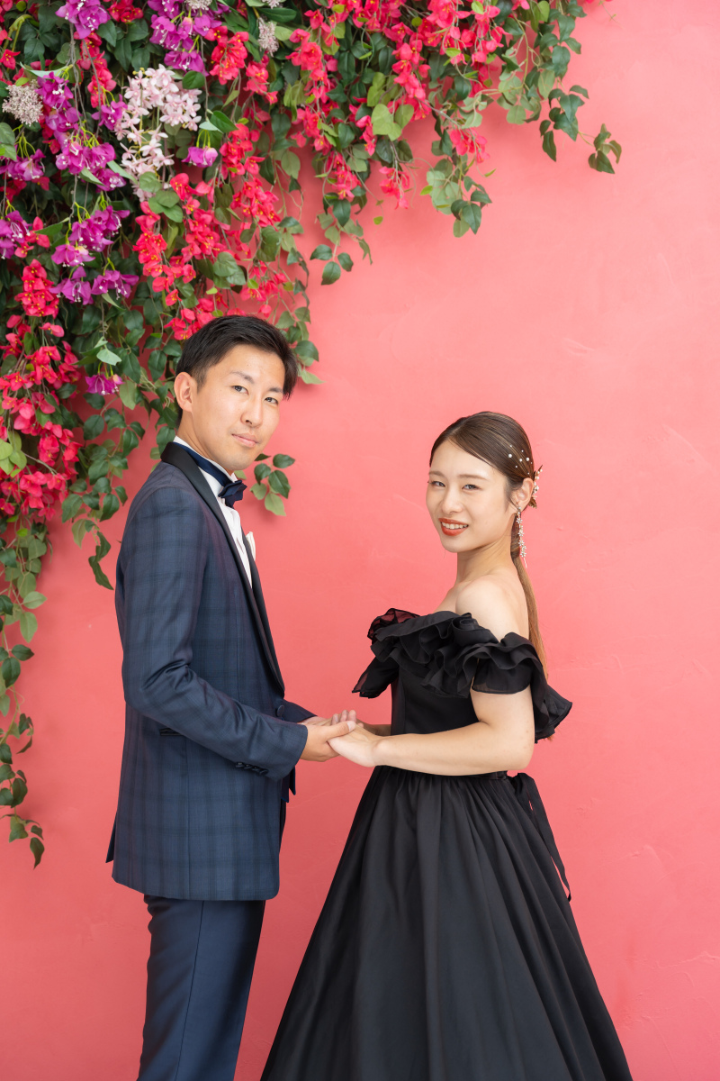 雰囲気を変えてスタジオへ!シックなドレス姿で