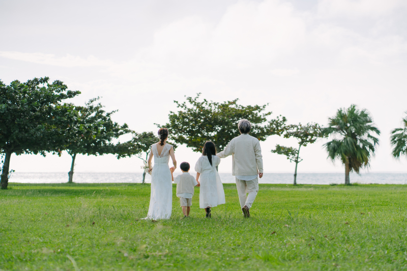 白砂ビーチへ。家族で歩くのはじまりの時間