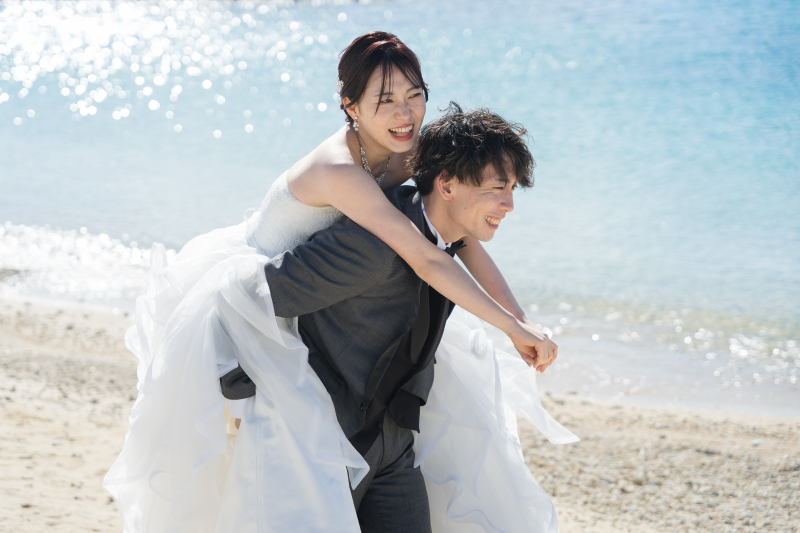 思わず笑顔が弾けるおんぶショットで海辺をお散歩