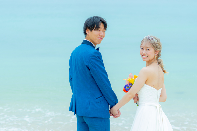 手を繋いで振り返るお二人の仲睦まじいお姿