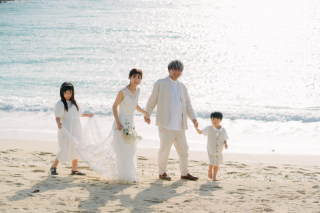 青い海とやわらかなグリーンのロケーションでファミリーフォト
