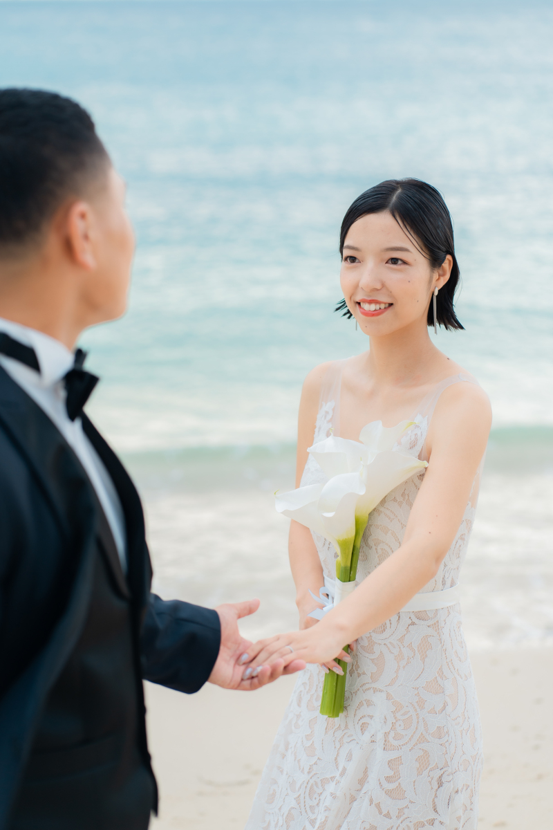 そっと振り向く花嫁の微笑みに、心奪われるひととき