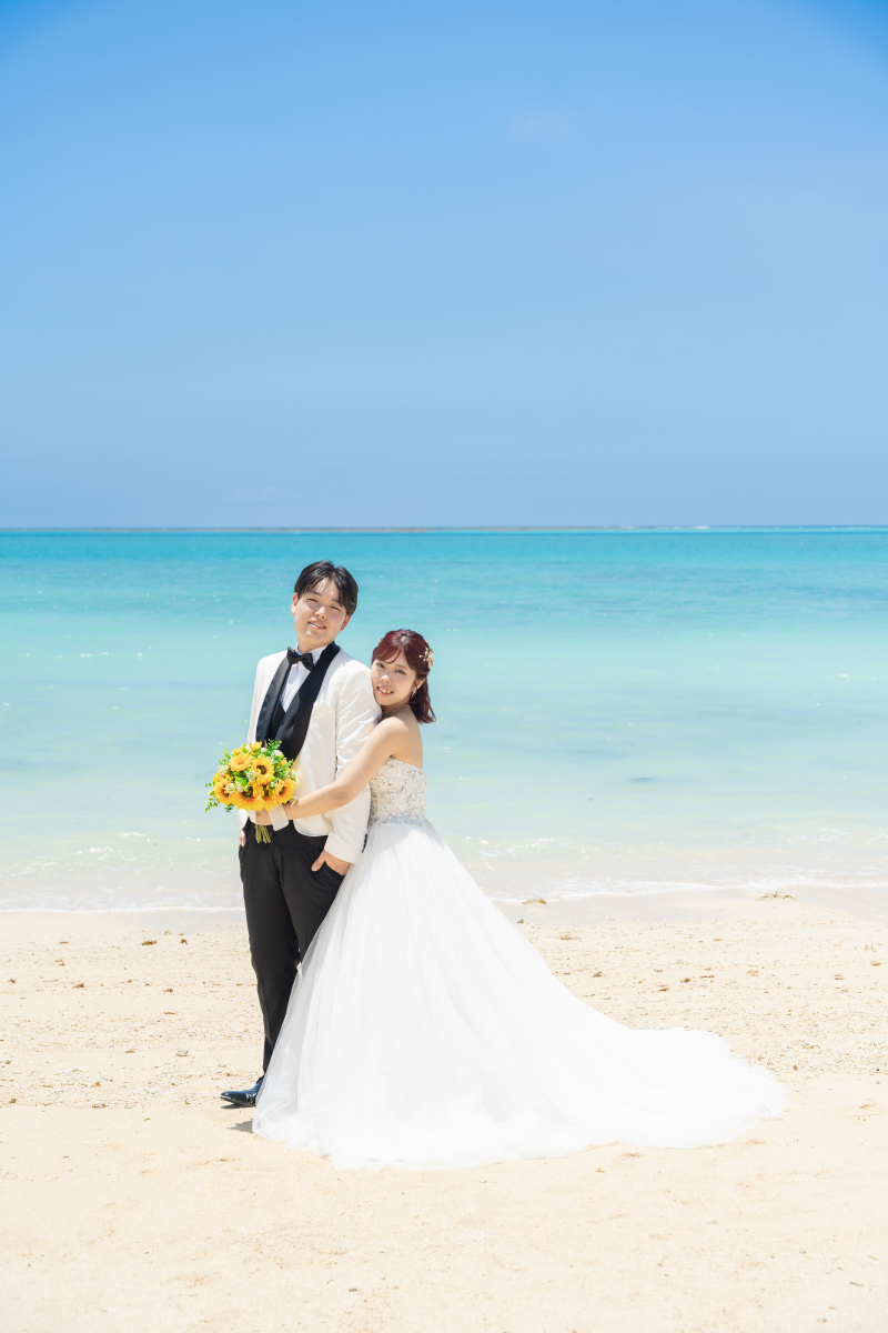 青い海をバックに優しくバックハグをする一枚です！