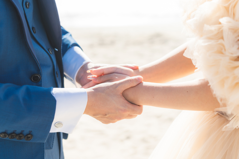 おふたりで手を取り合う誓いのようなワンシーン