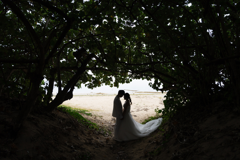 緑のトンネルに浮かぶシルエット。そこは二人の空間