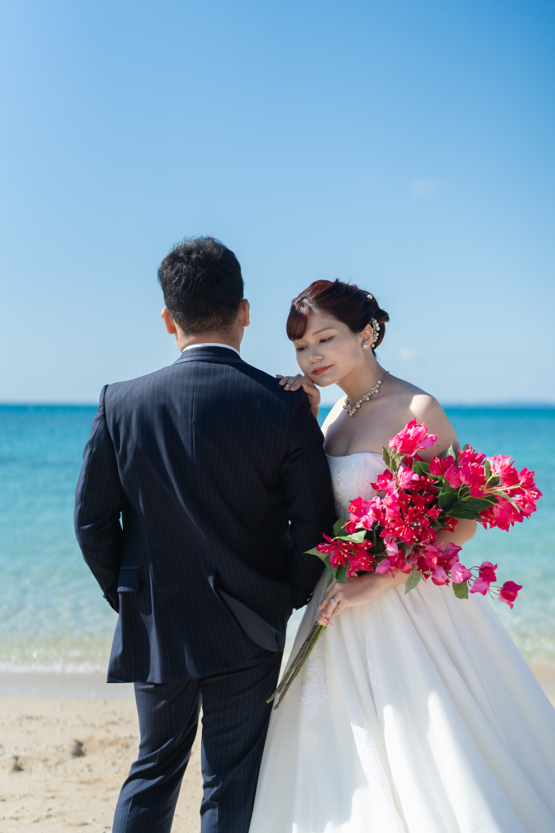 海を背にして。静かに海を見つめる後ろ姿に宿る絆。
